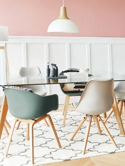 Sedia Con Braccioli E Gambe In Legno Claire