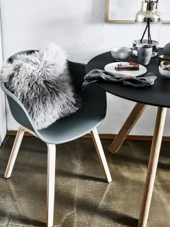 Sedia Con Braccioli E Gambe In Legno Claire