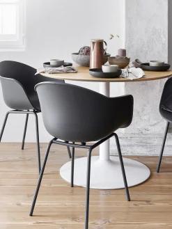 Sedia Con Braccioli In Plastica Con Gambe In Metallo Claire