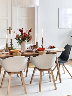 Sedia Con Braccioli In Plastica Con Gambe In Legno Claire