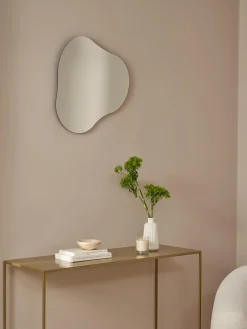 Specchio Da Parete Dalla Forma Organica Senza Cornice Lia