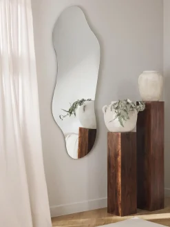 Specchio Da Parete Dalla Forma Organica Senza Cornice Lia