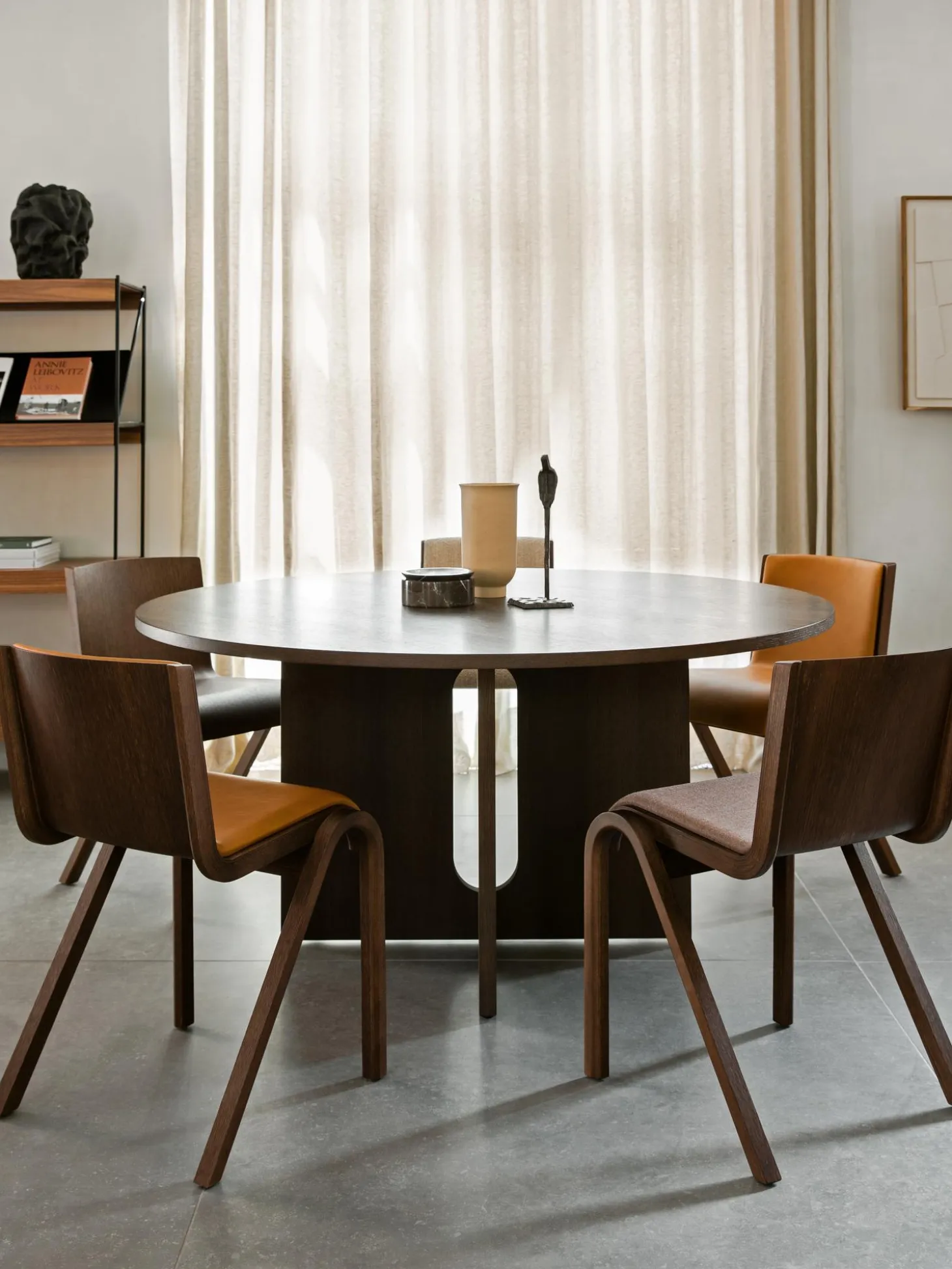 Tavolo Rotondo Con Finitura In Legno Di Quercia Scuro Androgyne, Diverse Misure