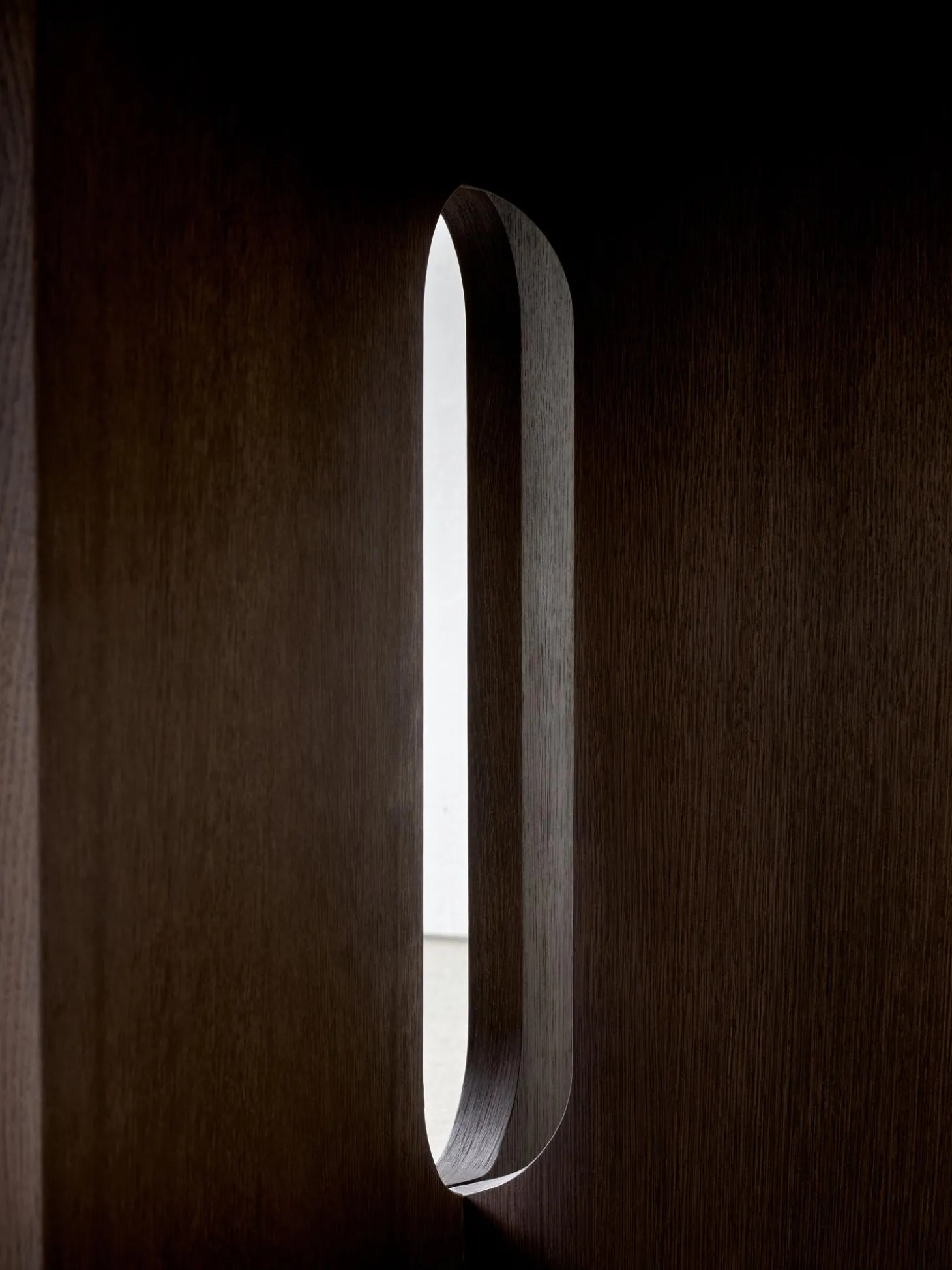 Tavolo Rotondo Con Finitura In Legno Di Quercia Scuro Androgyne, Diverse Misure