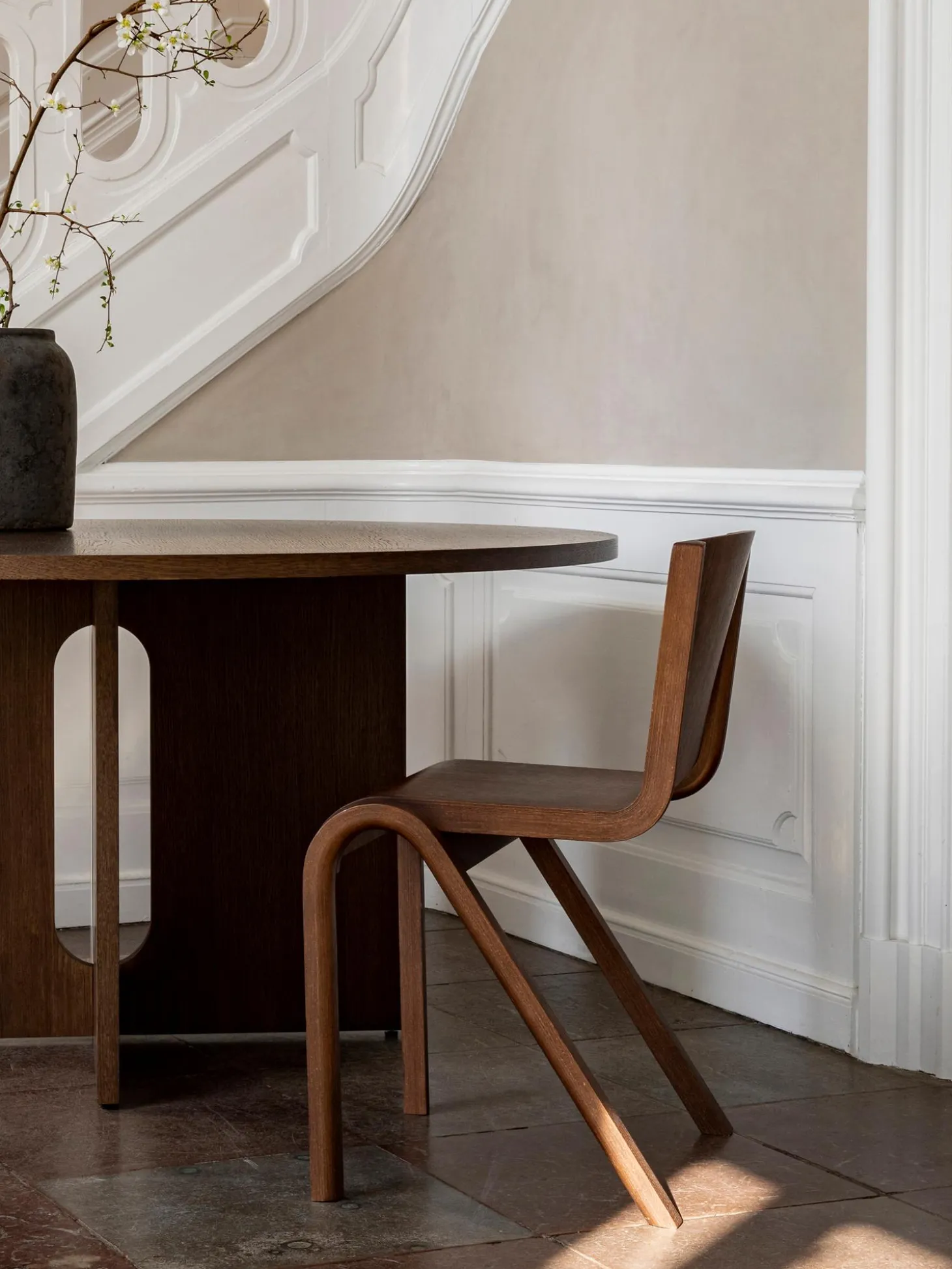 Tavolo Rotondo Con Finitura In Legno Di Quercia Scuro Androgyne, Diverse Misure