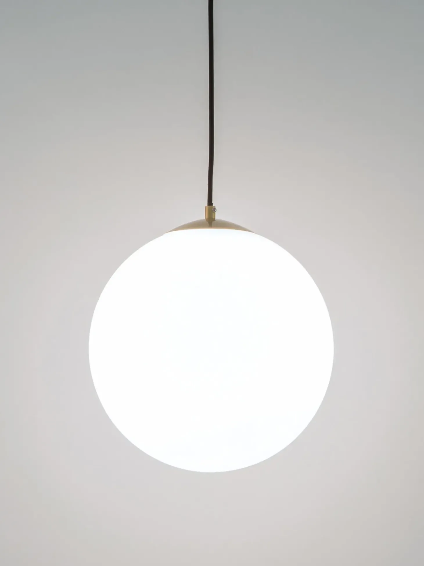 Lampada Sferica A Sospensione In Vetro Opalino Beth