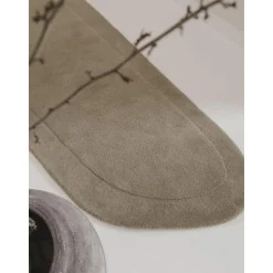 Passatoia In Lana Tessuta A Mano Dalla Forma Organica Shape