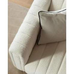 Poltrona In Boucle Con Piedini In Legno Antonio