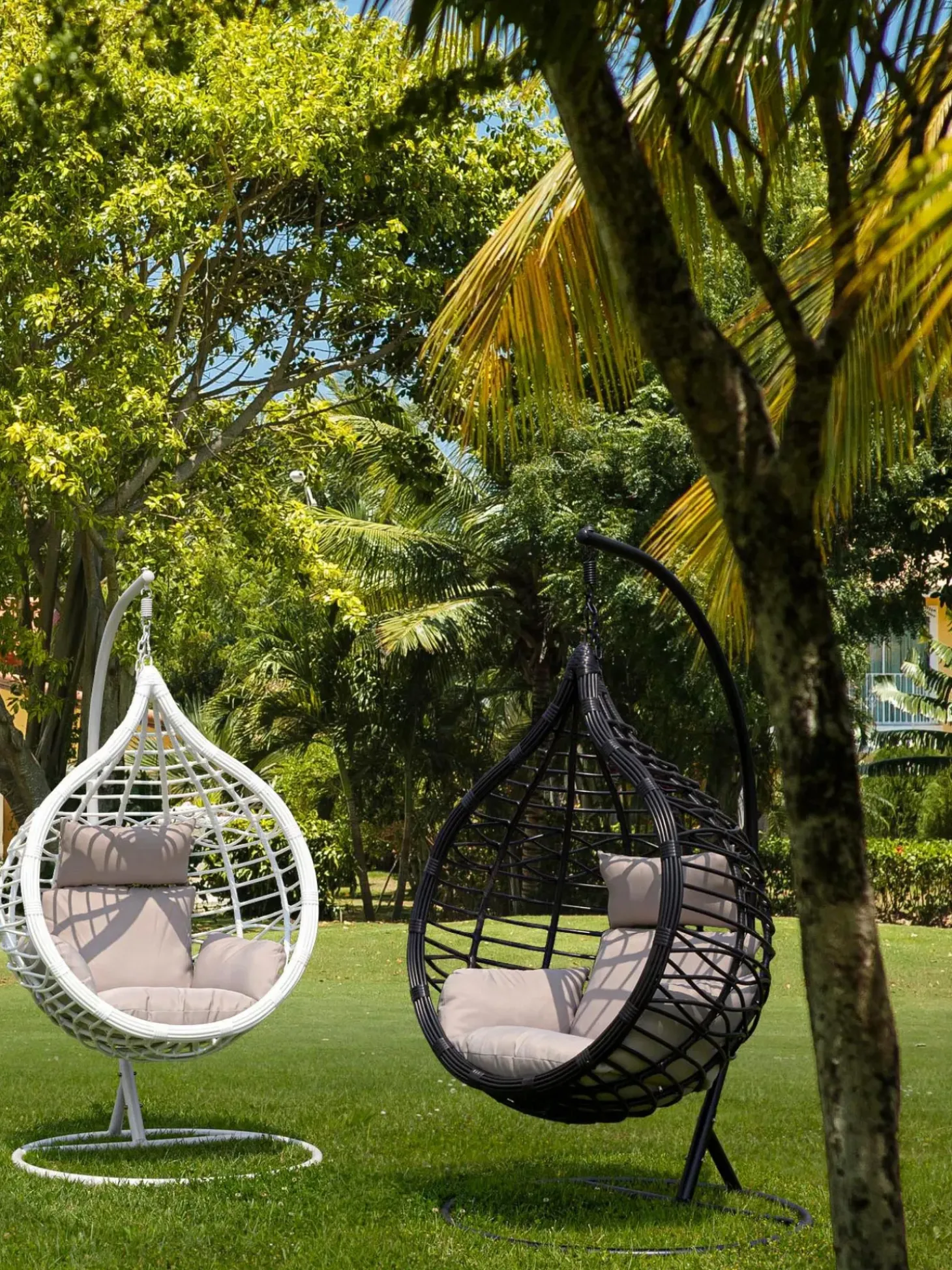 Poltrona Sospesa Color Nero Con Cuscini Torres