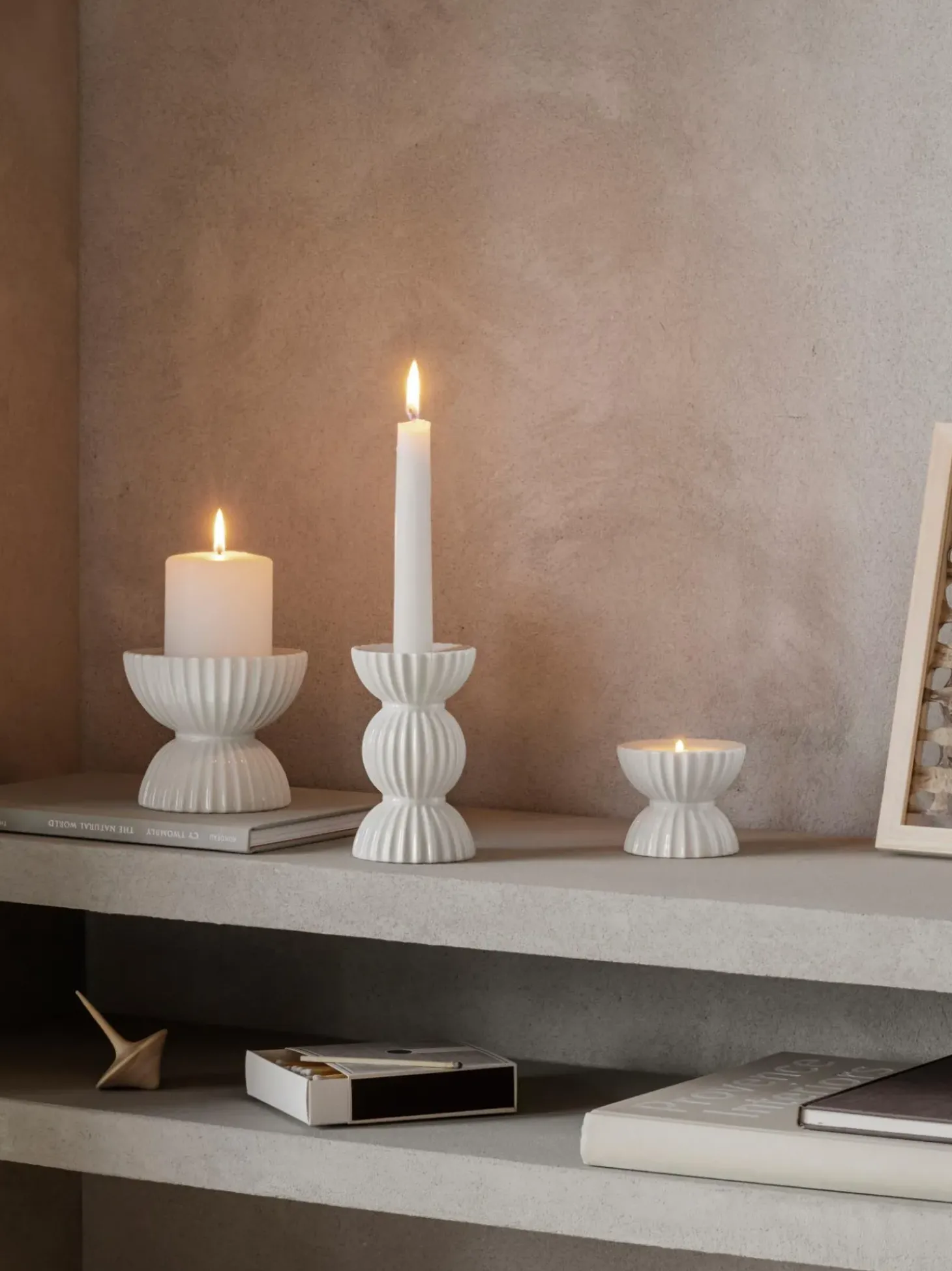 Portacandele In Porcellana Con Superficie Scanalata Tura