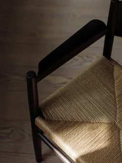 Sedia Con Braccioli Con Seduta Intrecciata Nestor, Fatta A Mano