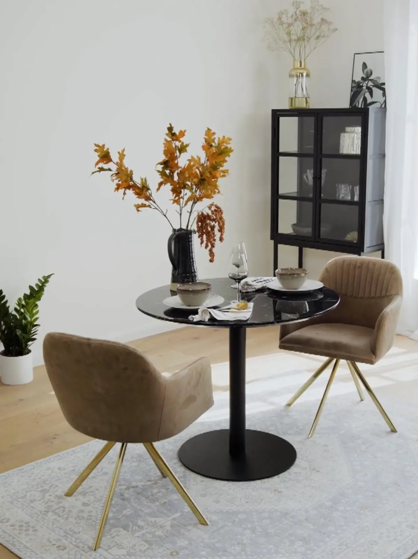 Sedia Con Braccioli Girevole In Velluto Lola