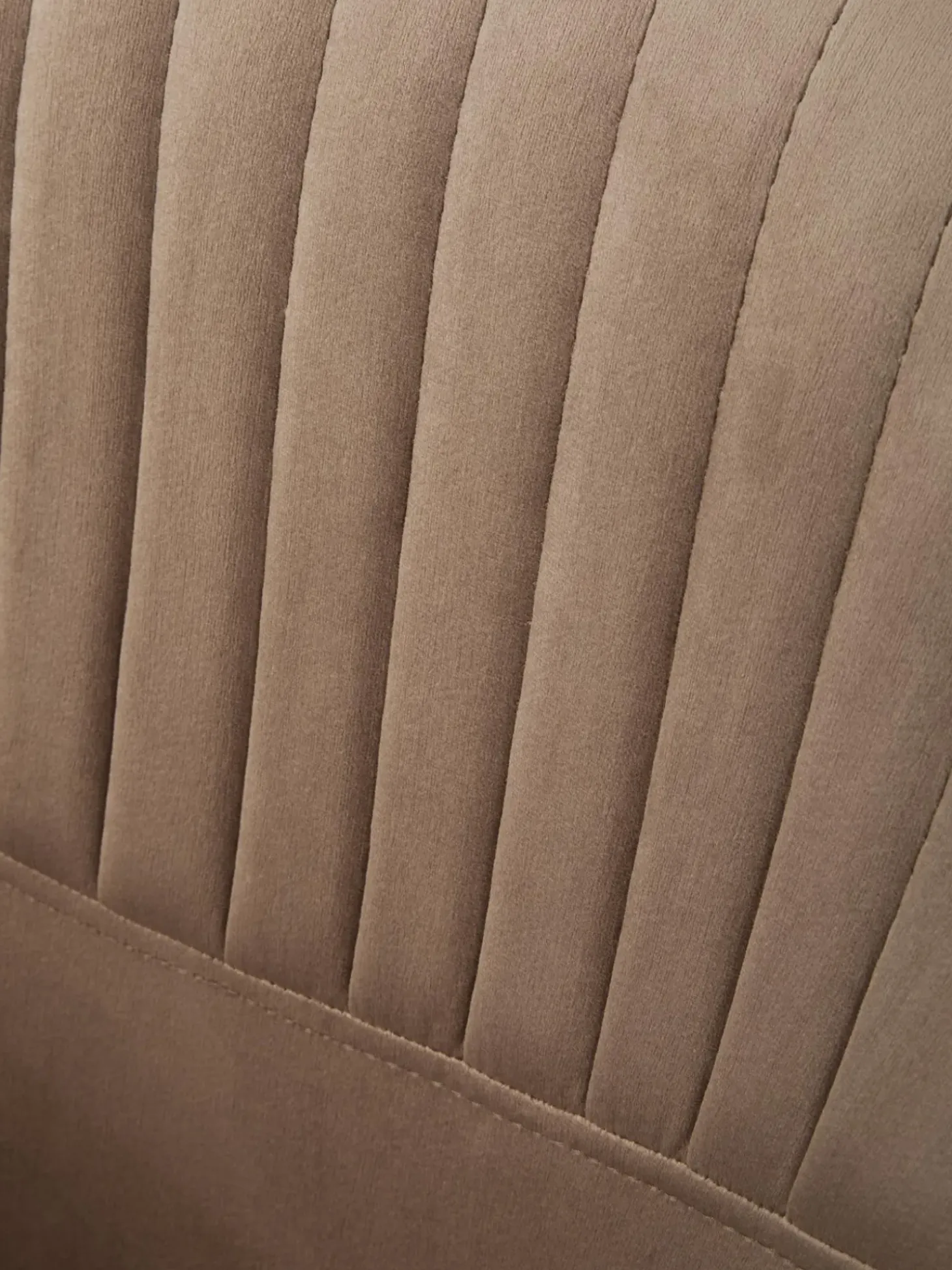 Sedia Con Braccioli Girevole In Velluto Lola