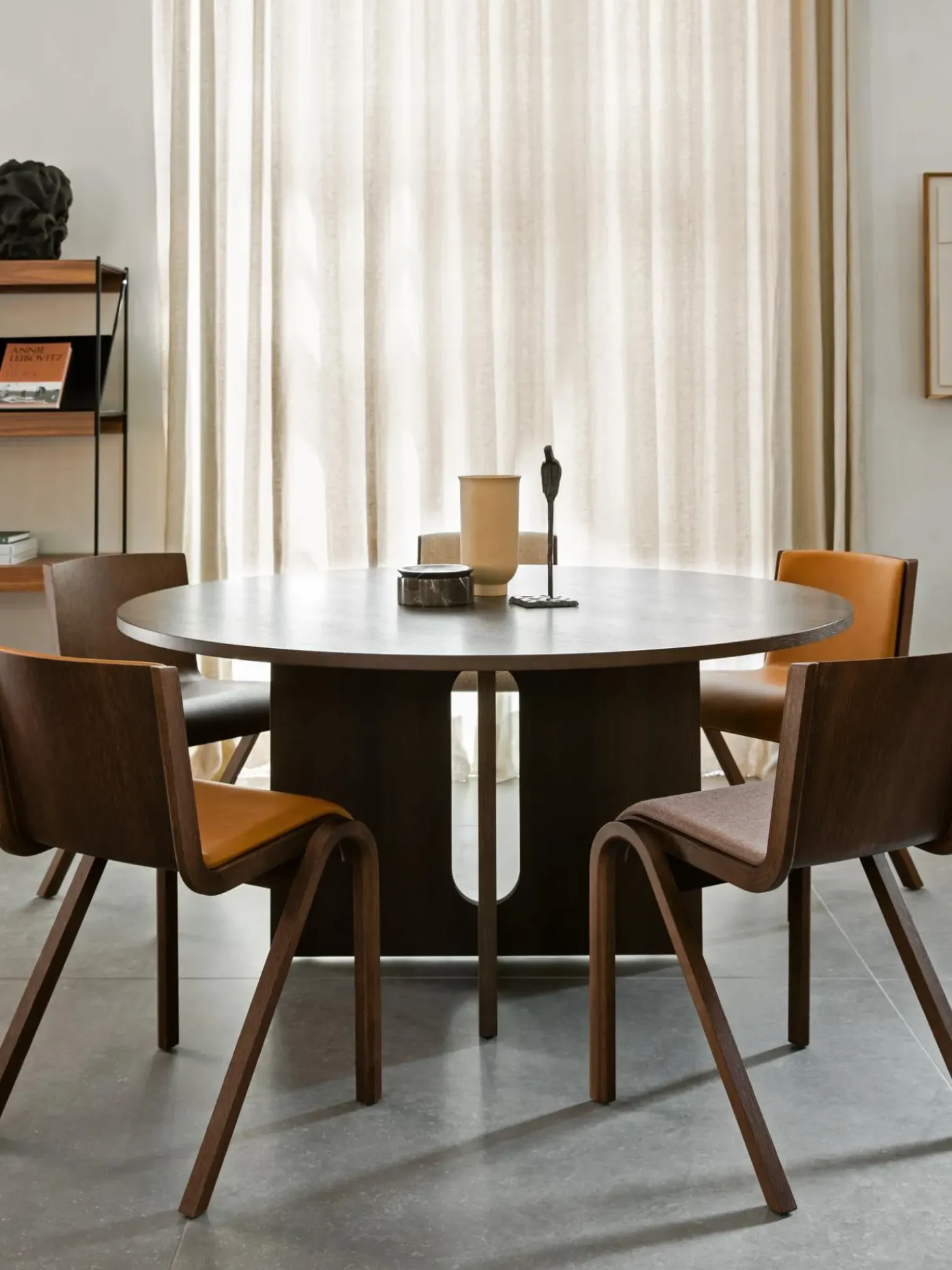 Tavolo Rotondo Con Finitura In Legno Di Quercia Scuro Androgyne, Diverse Misure