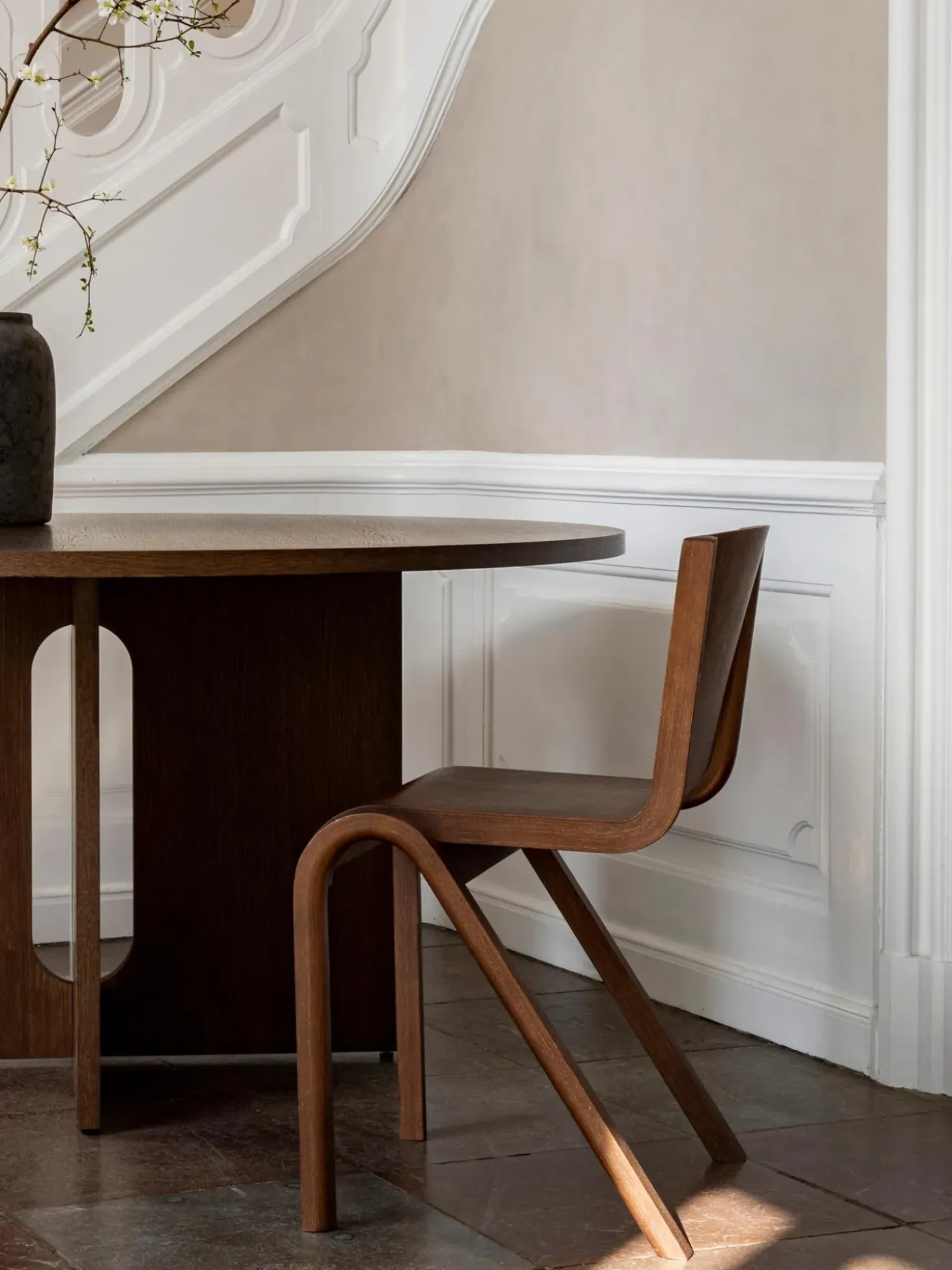 Tavolo Rotondo Con Finitura In Legno Di Quercia Scuro Androgyne, Diverse Misure