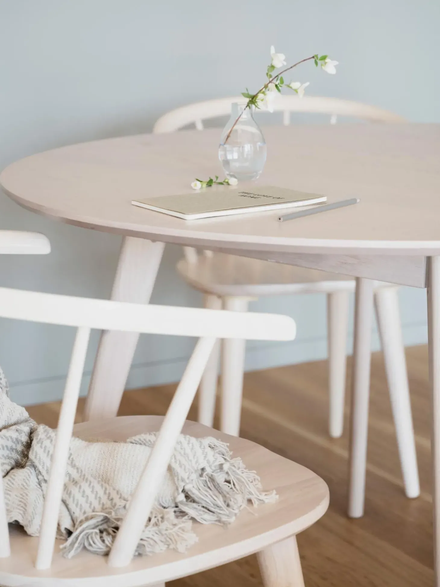 Tavolo Rotondo In Legno Di Quercia Bianco Lavato Yumi O 115 Cm